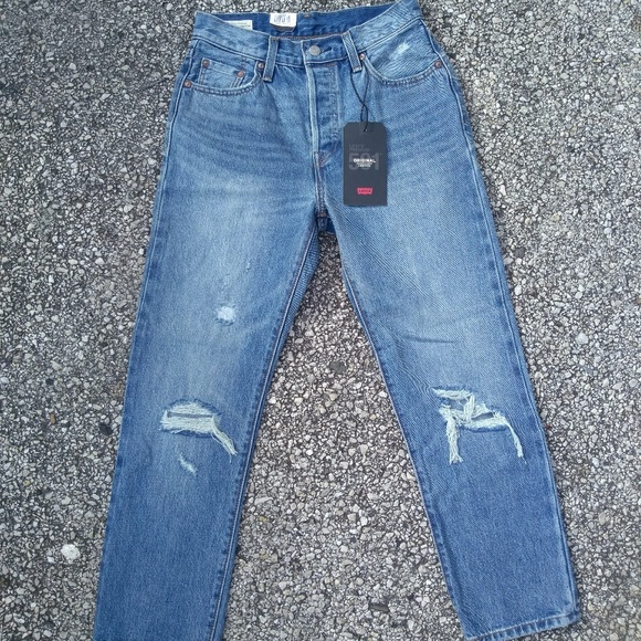 Levi's 501 Cropped Selvedge Jeans in Vintage Find - Picture 4 of 8